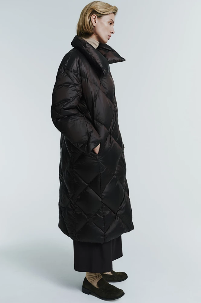 Пуховик миди стеганый с воротником-стойкой