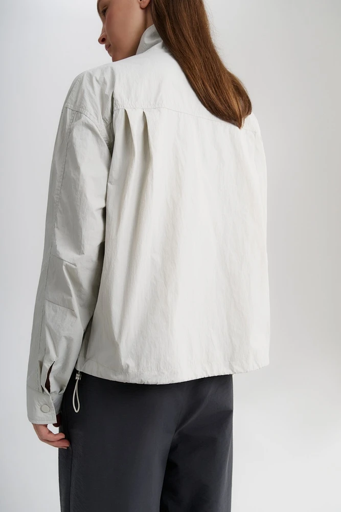 Ветровка с высоким воротником