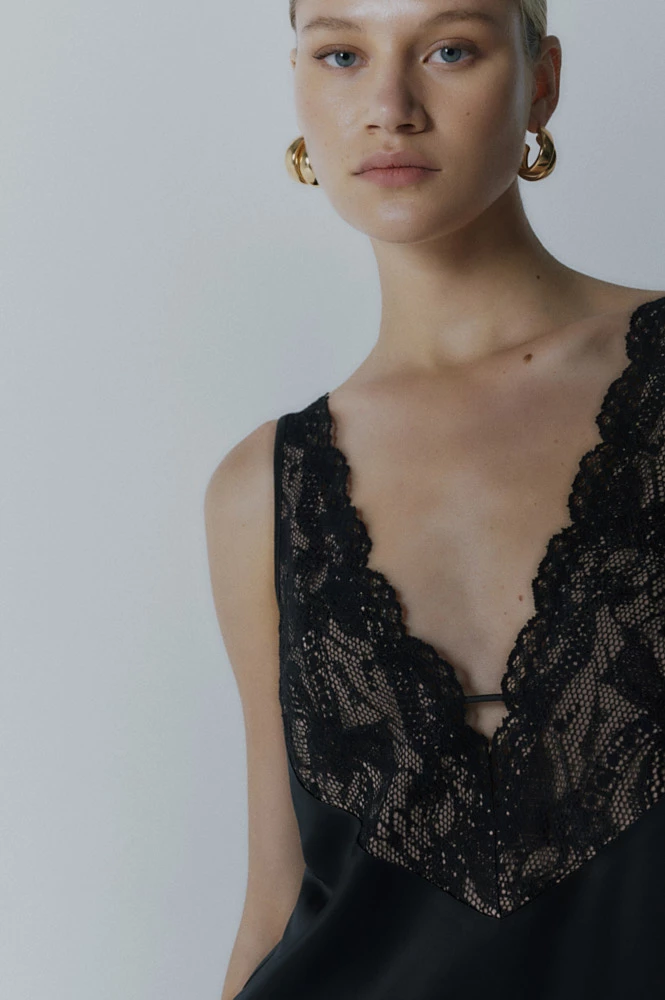 Топ в бельевом стиле с кружевом