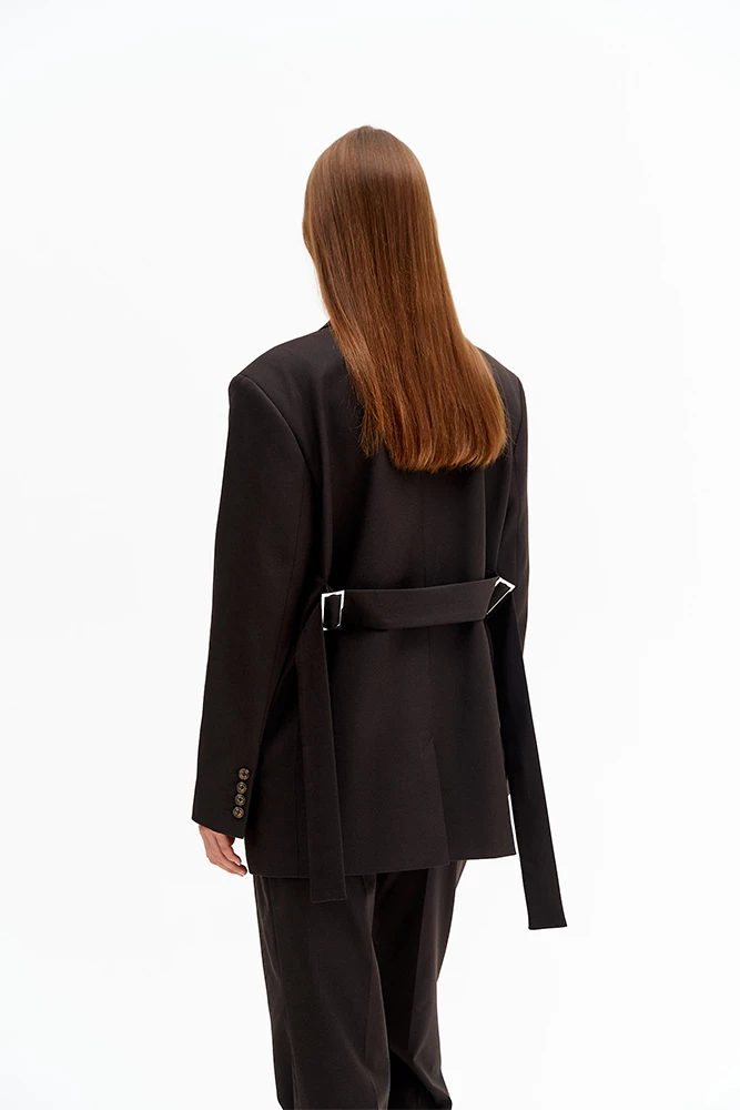 Жакет двубортный прямой с пряжками по спинке