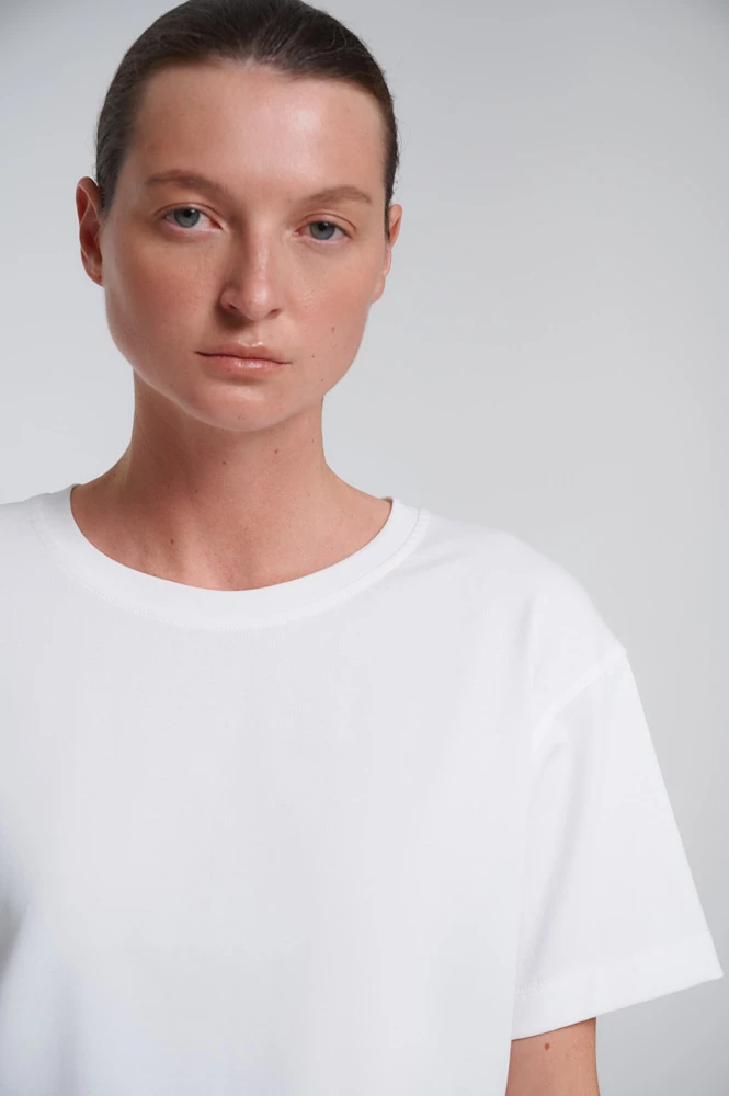 Футболка со смещённым плечевым швом