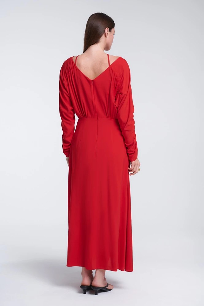 Платье миди с вырезом и тонкими бретелями