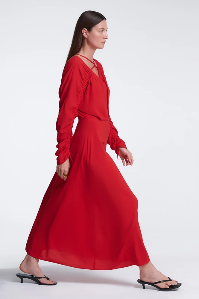 Платье миди с вырезом и тонкими бретелями