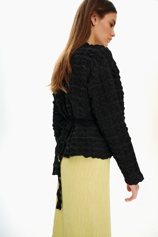 Блуза на запахе из фактурной ткани