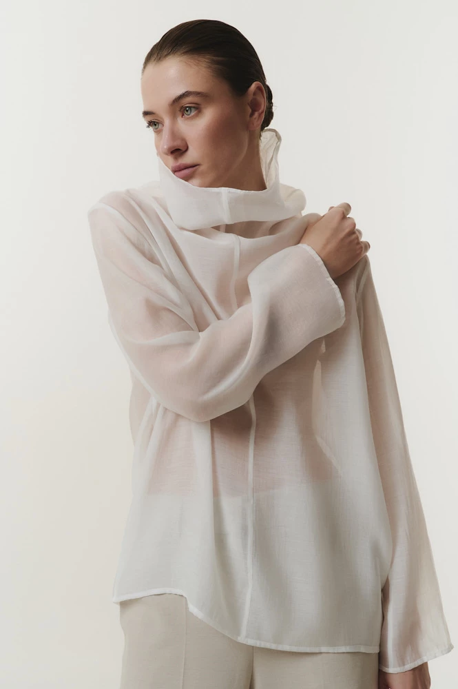 Блуза прозрачная с высоким воротником