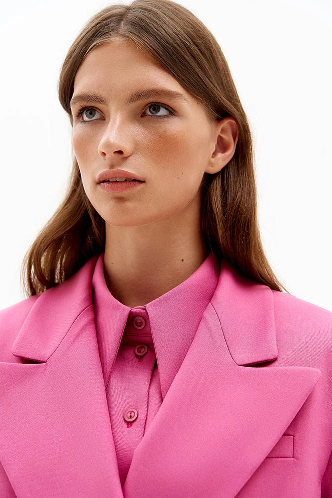 Жакет двубортный приталенный с заострёнными лацканами