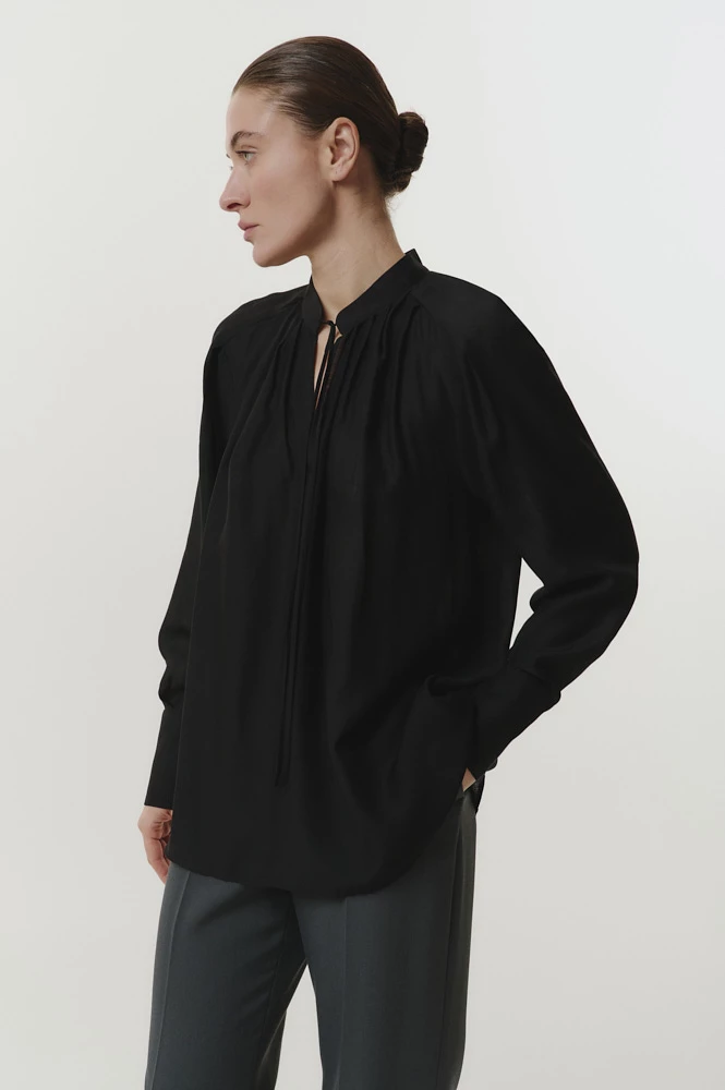 Блуза струящаяся со складками