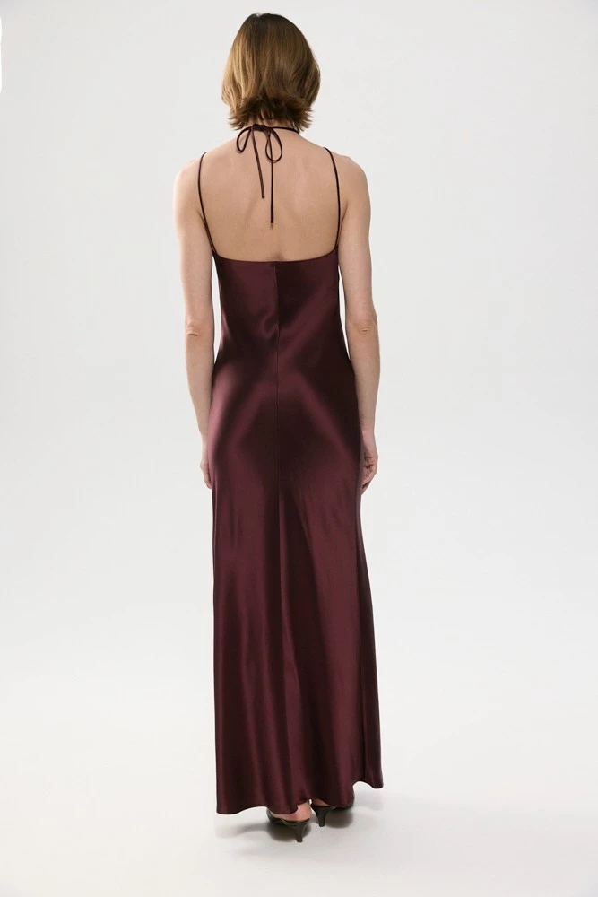 Платье макси с вырезом халтер и открытой спиной 