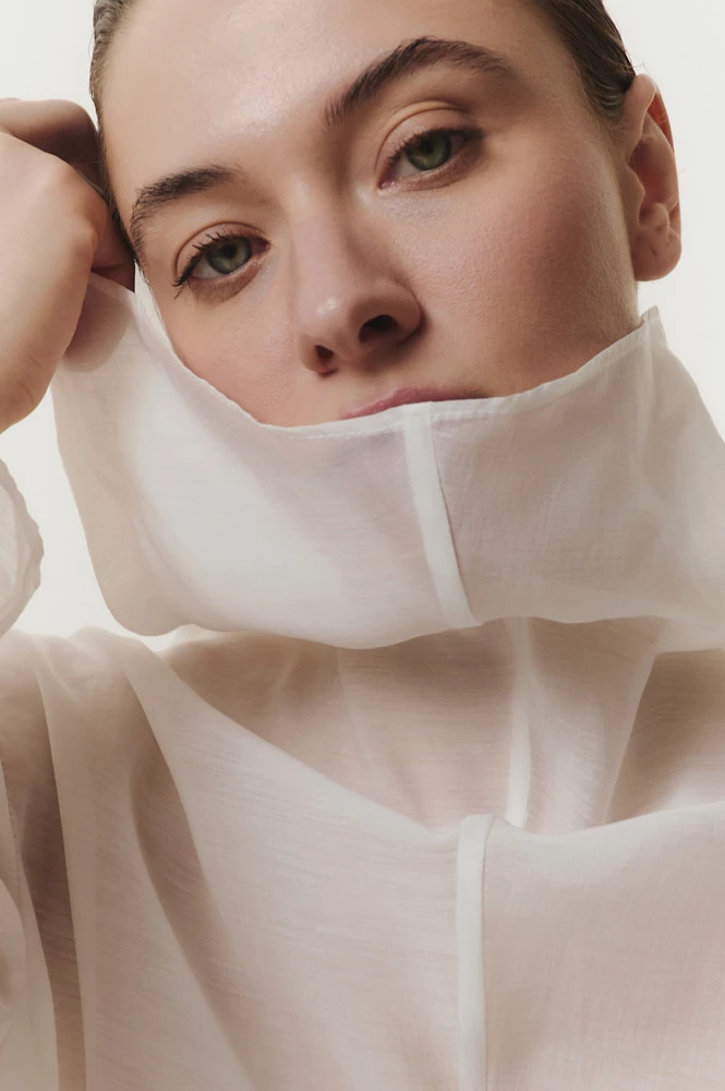 Блуза прозрачная с высоким воротником