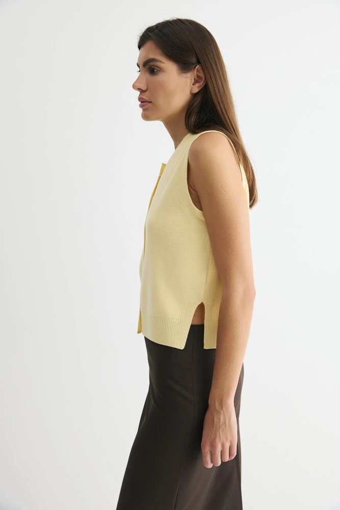 Жилет из шерсти на пуговицах