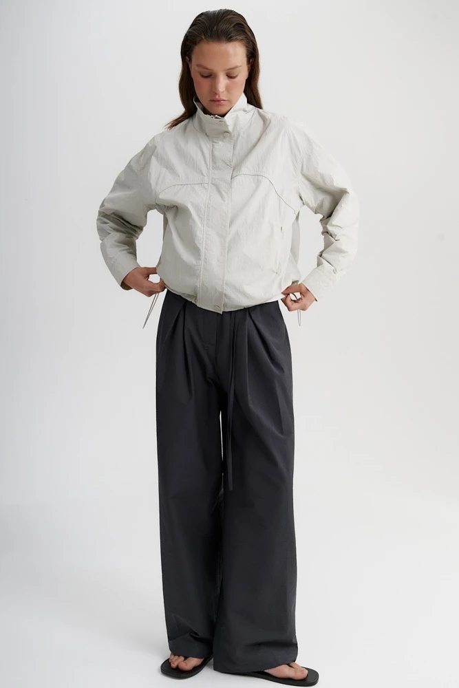 Ветровка с высоким воротником