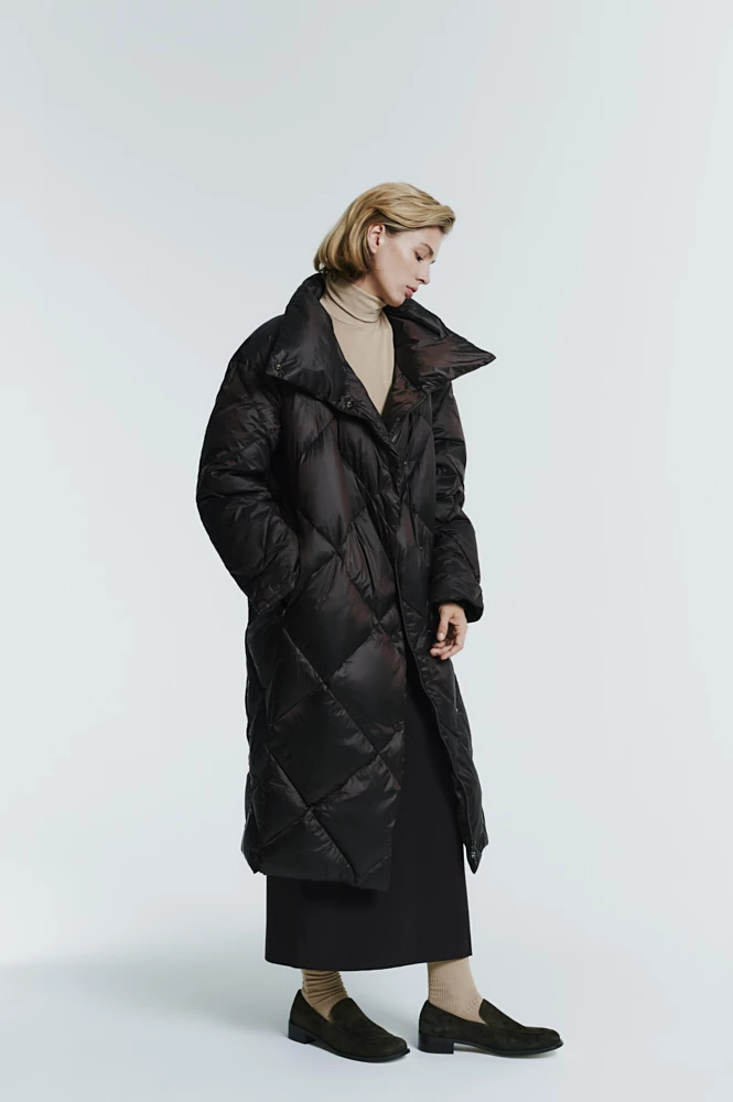 Пуховик миди стеганый с воротником-стойкой