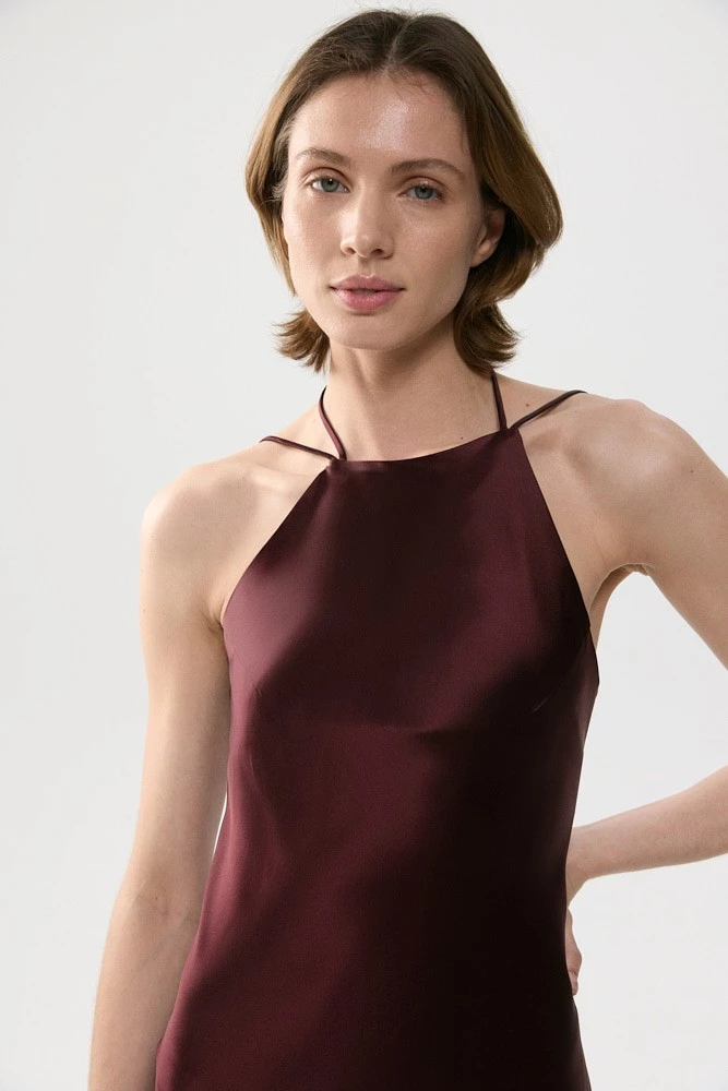 Платье макси с вырезом халтер и открытой спиной 