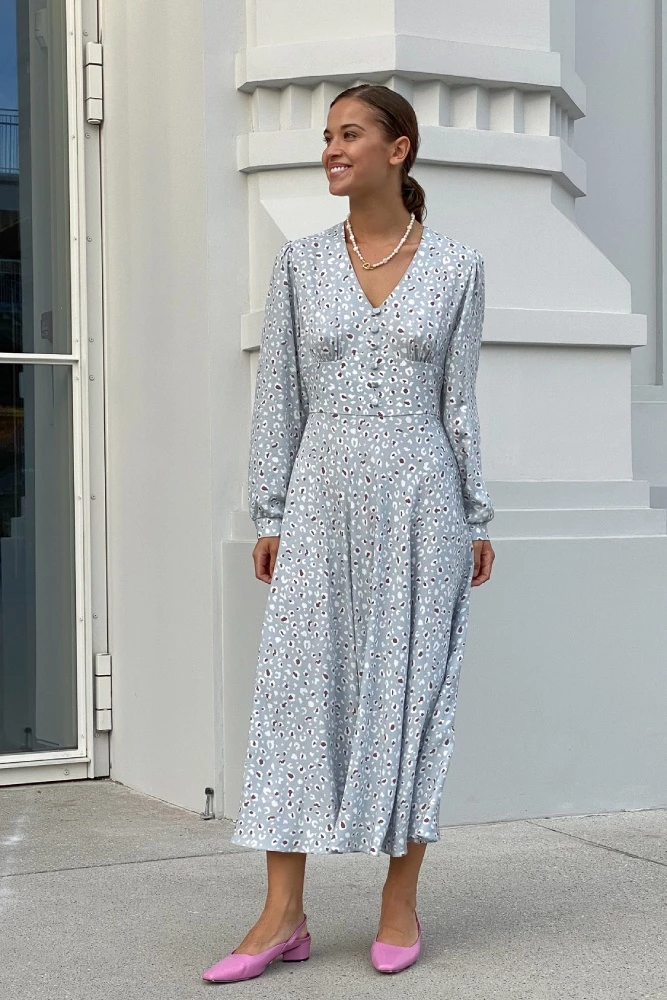 Платье с пуговицами и длинным рукавом