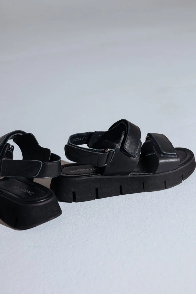 Сандалии на рифленой подошве