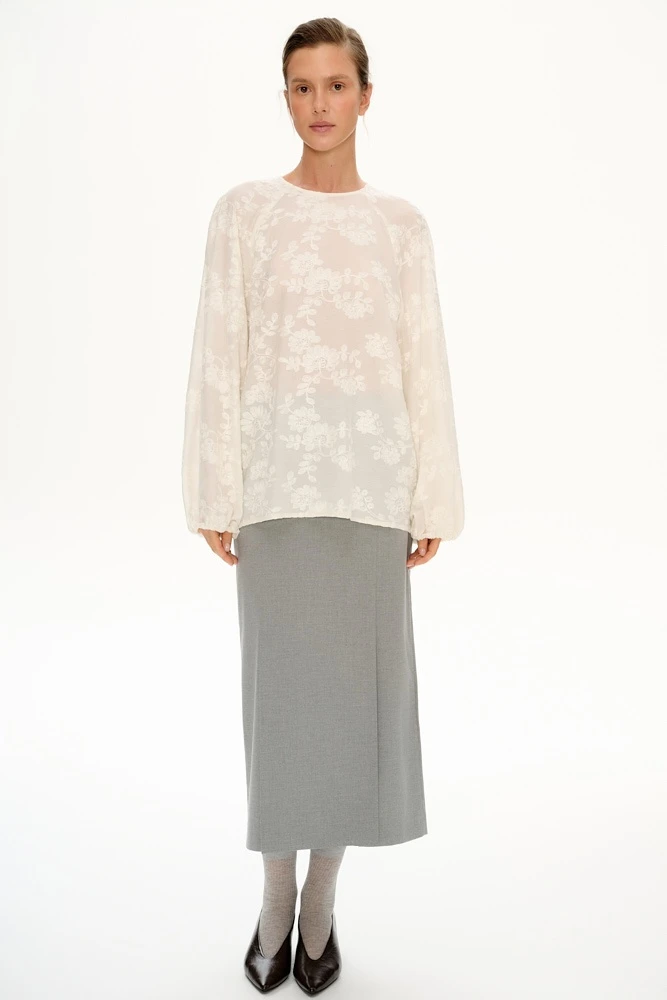 Блуза из полупрозрачной ткани с вышивкой