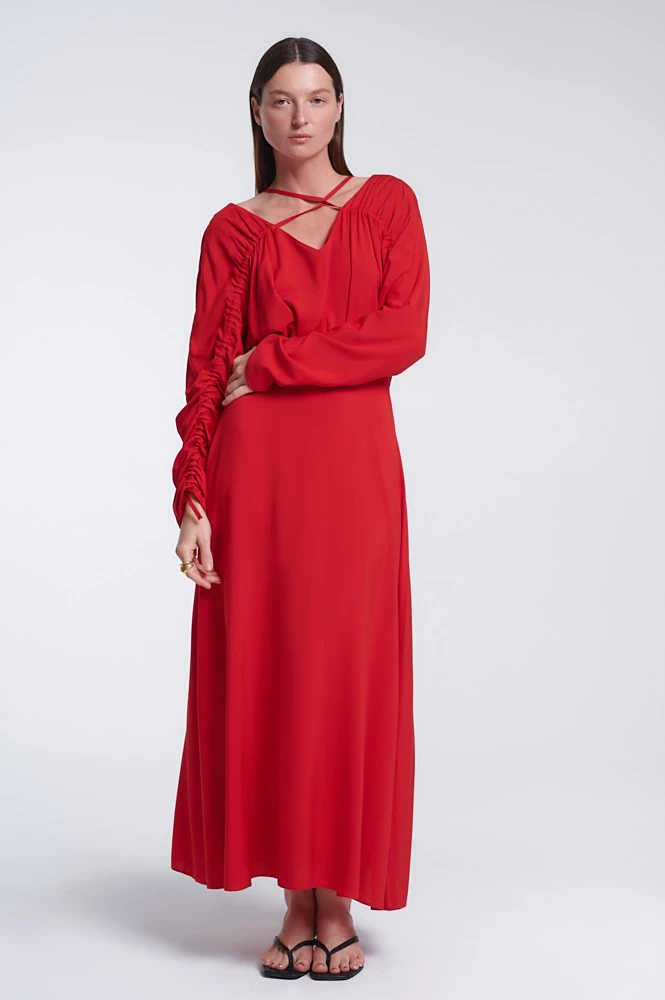 Платье миди с вырезом и тонкими бретелями