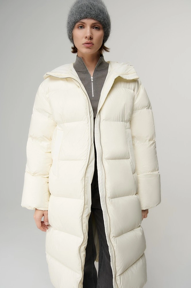 Пуховик миди стеганный с капюшоном