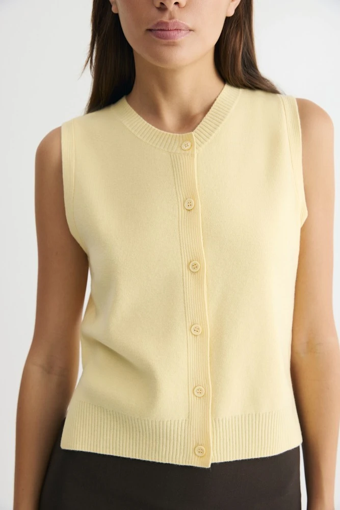 Жилет из шерсти на пуговицах