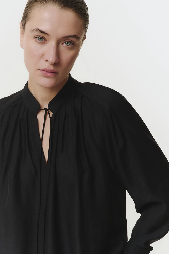 Блуза струящаяся со складками