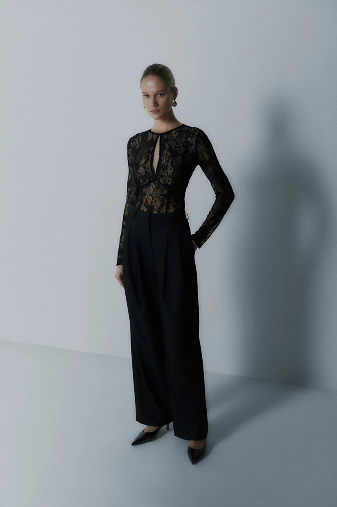 Боди из итальянского кружева с открытой спиной