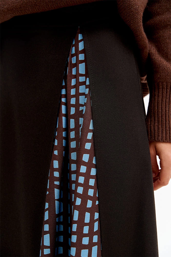 Юбка миди со струящейся вставкой