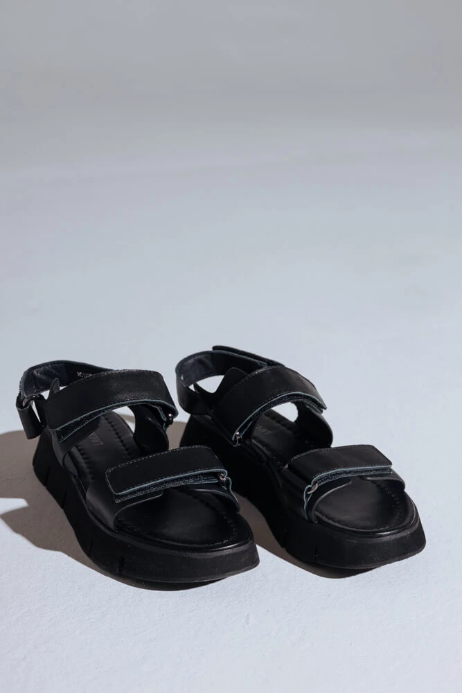 Сандалии на рифленой подошве