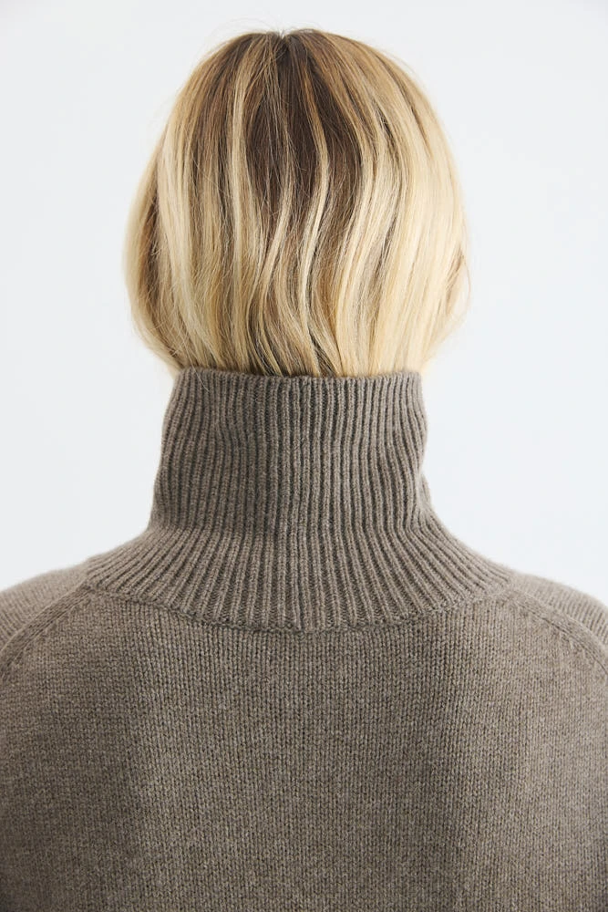 Свитер оверсайз с высоким воротником из шерсти