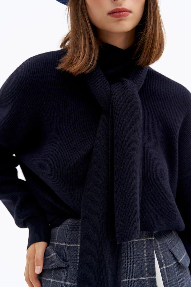 Свитер с воротником-шарфом