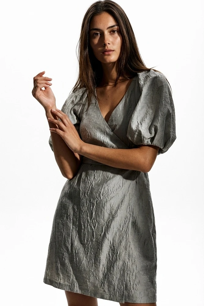 Платье мини на запахе из фактурной ткани