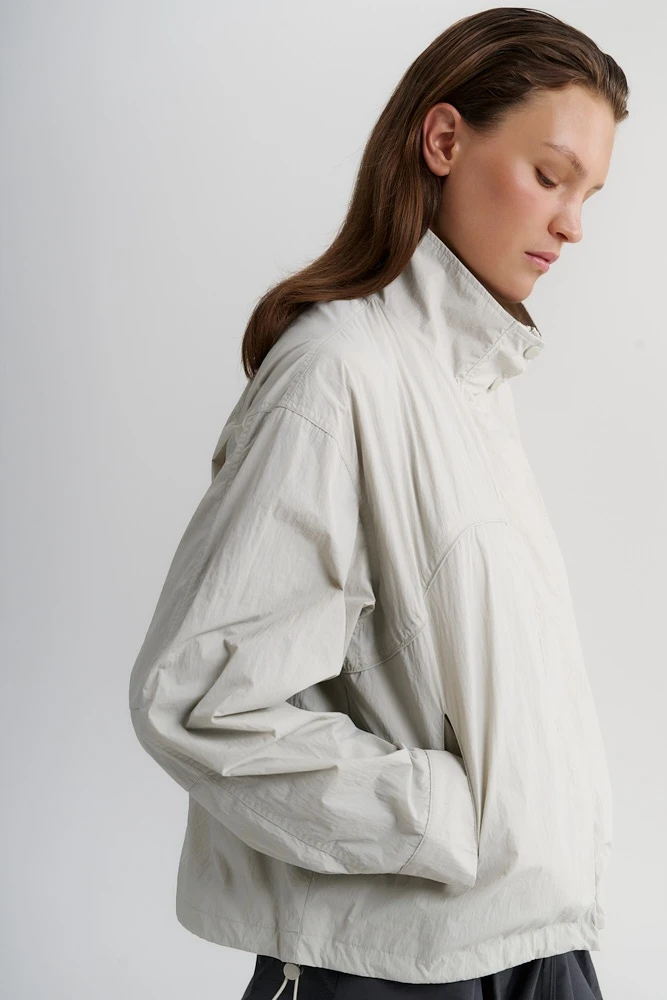 Ветровка с высоким воротником