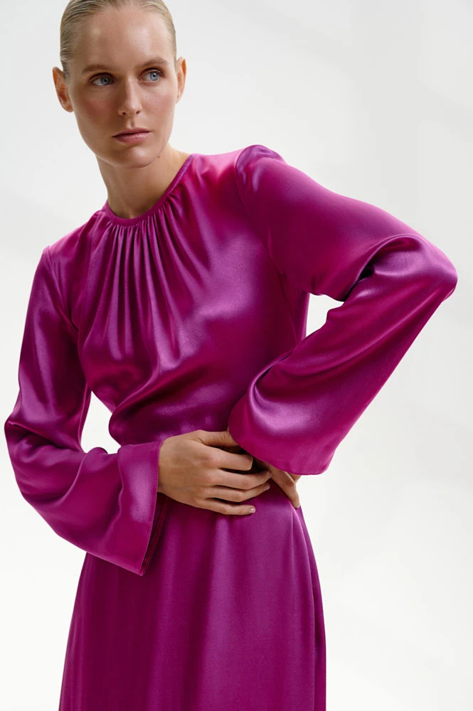 Платье миди с вырезом на спине