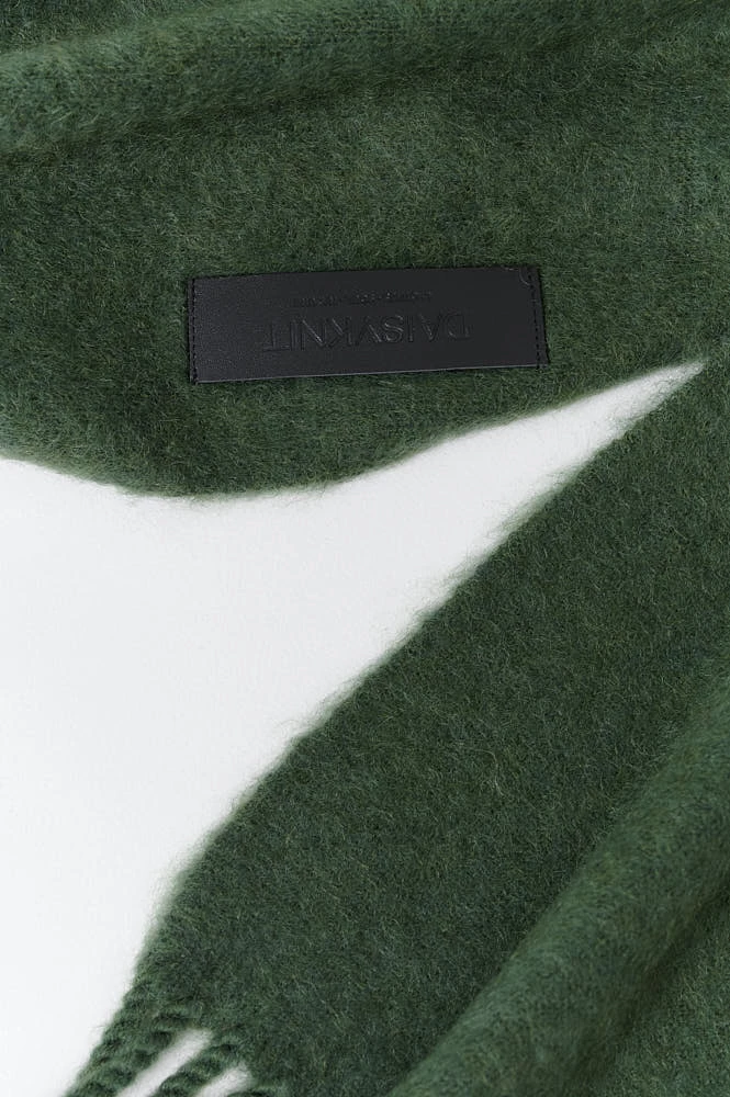 Шарф из мохеровой пряжи с кистями