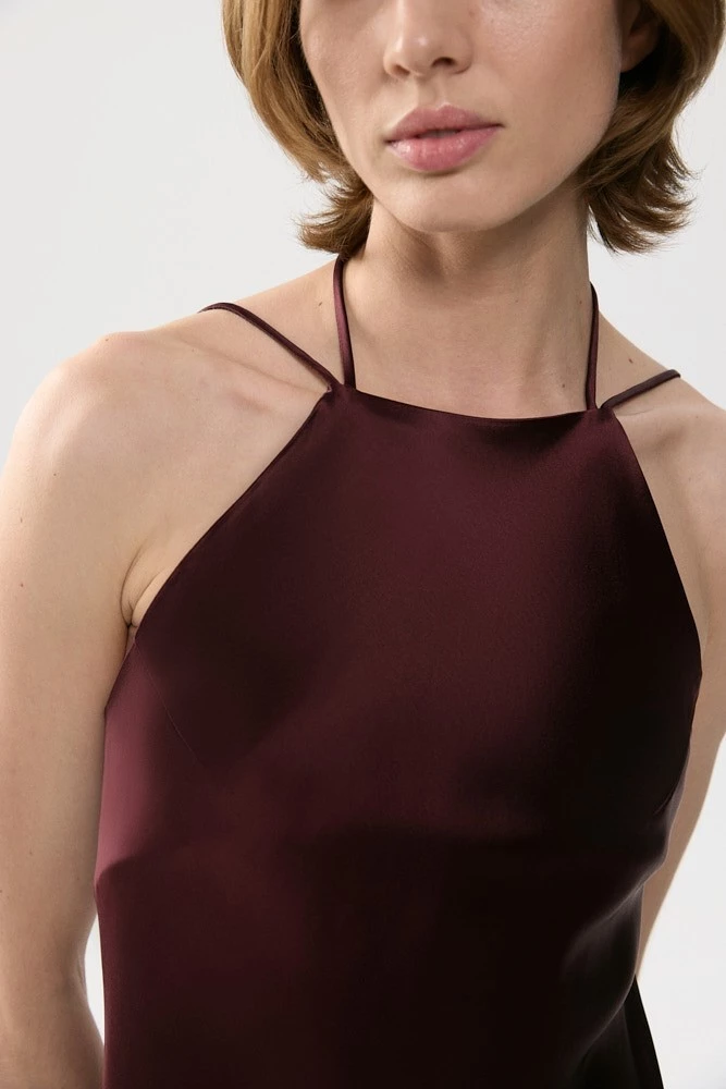 Платье макси с вырезом халтер и открытой спиной 