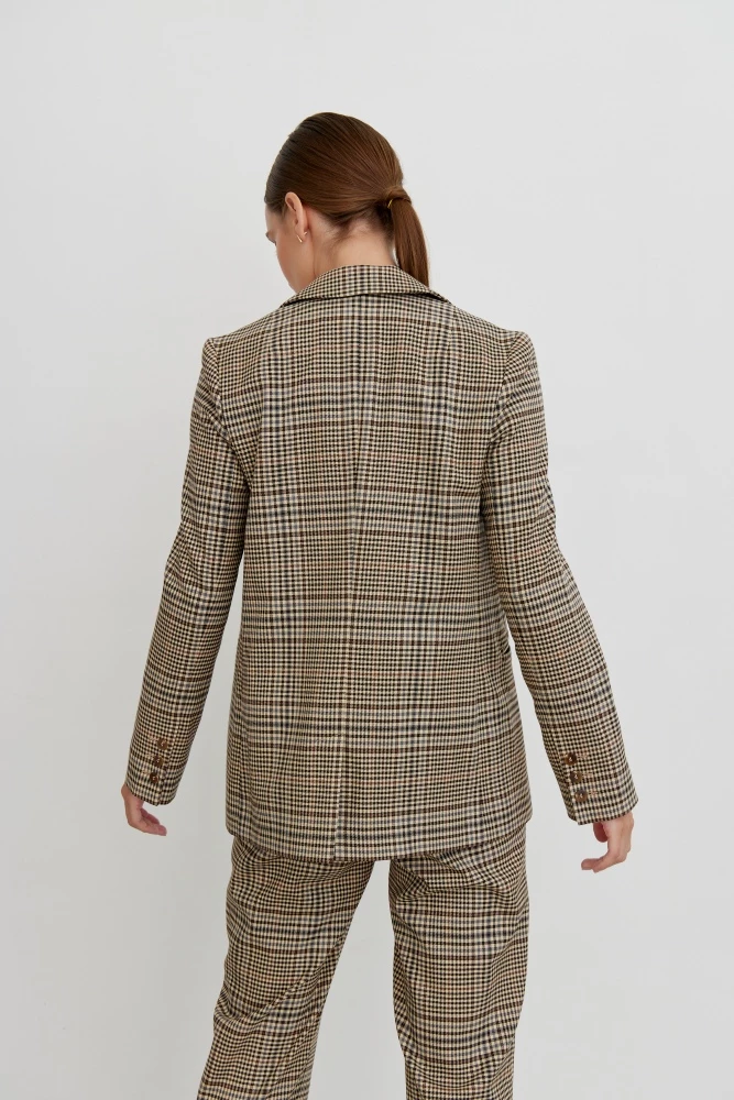 Жакет однобортный с закругленными бортами