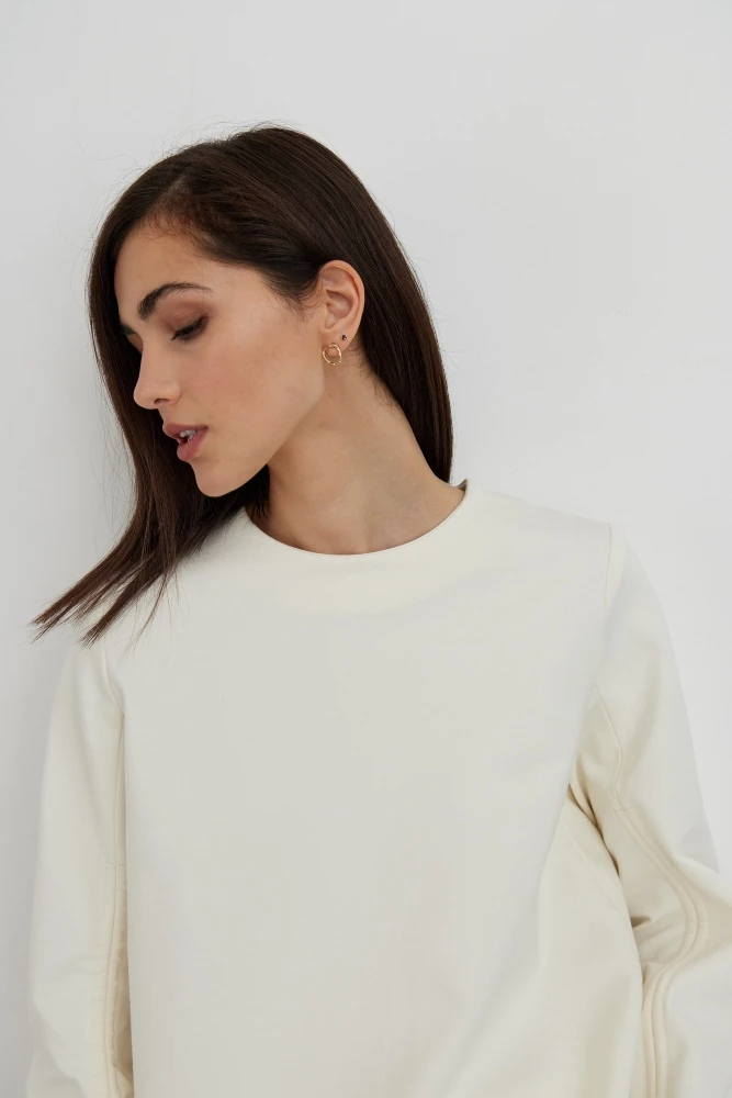 Свитшот со сборкой на рукавах