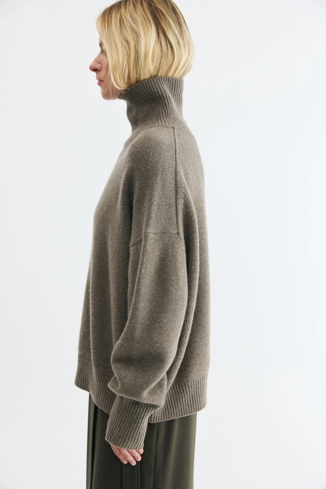 Свитер оверсайз с высоким воротником из шерсти