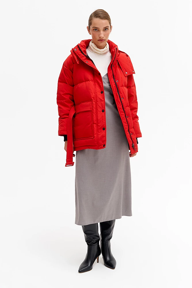 Пуховик средней длины с поясом