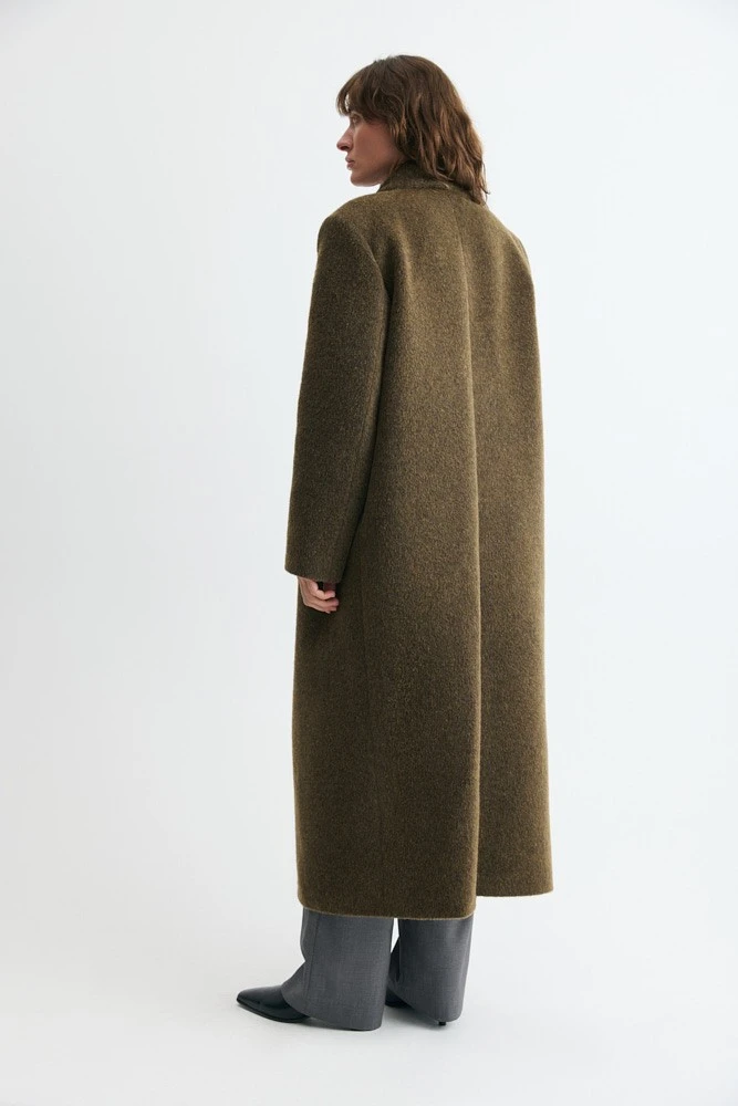 Пальто в минималистичном стиле с шерстью альпака