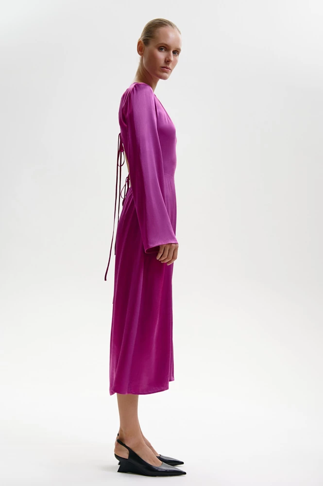 Платье миди с вырезом на спине