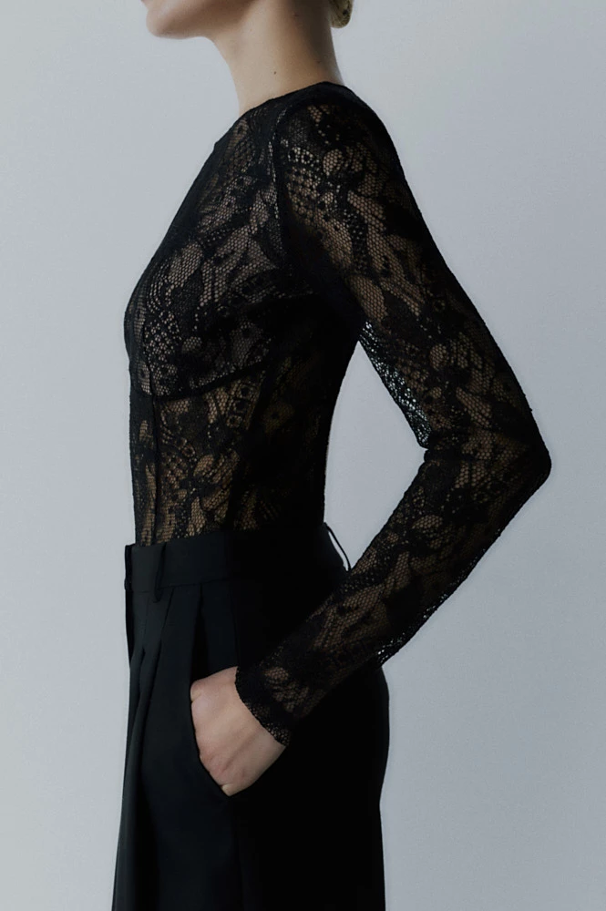 Боди из итальянского кружева с открытой спиной