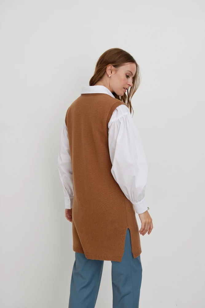 Жилет вязаный с круглой горловиной