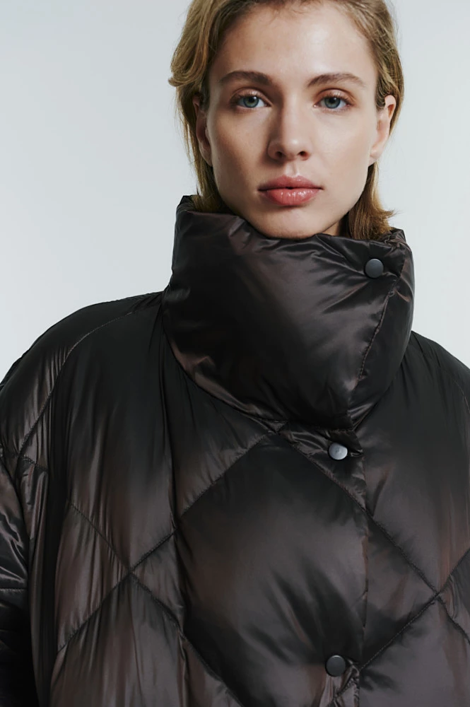 Пуховик миди стеганый с воротником-стойкой