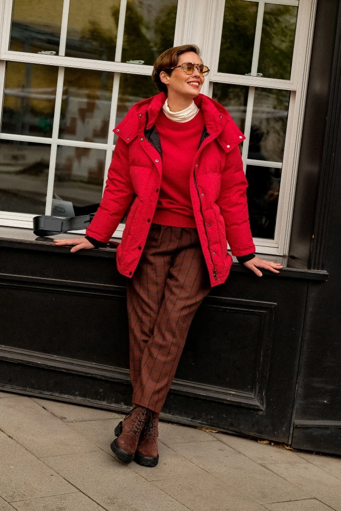 Пуховик средней длины с поясом