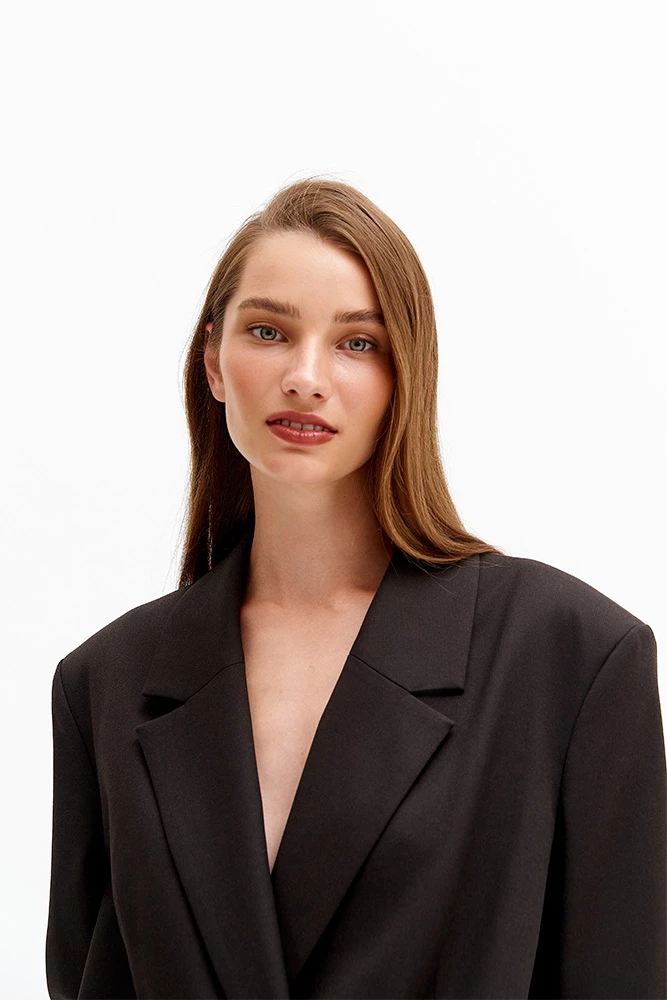 Жакет двубортный прямой с пряжками по спинке