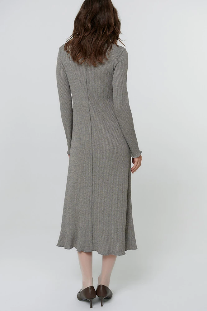 Платье миди с воротником стойка и длинным рукавом