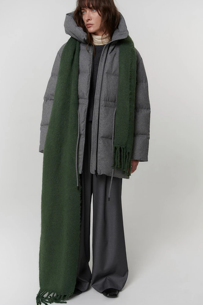 Шарф из мохеровой пряжи с кистями