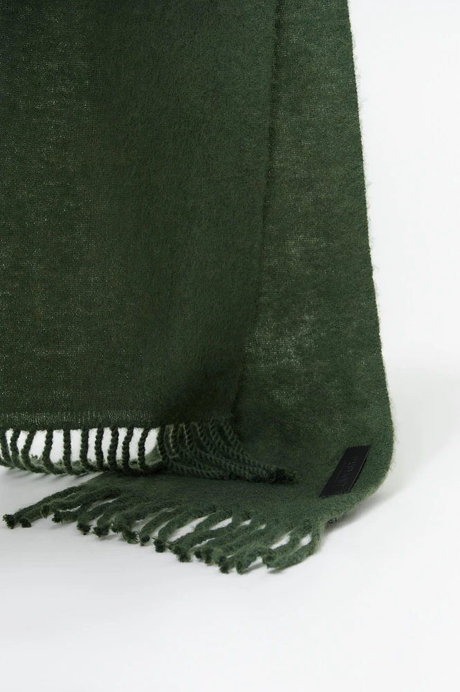 Шарф из мохеровой пряжи с кистями