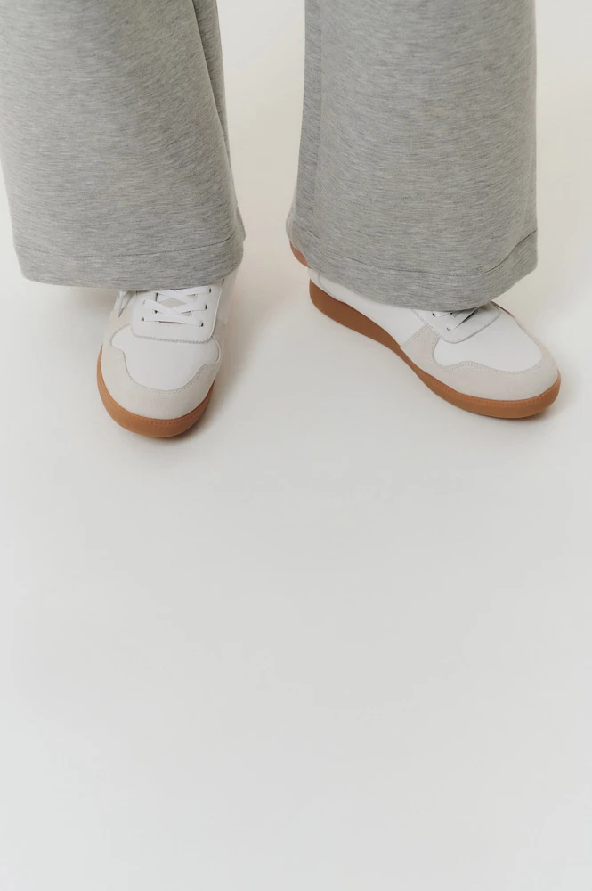 Кроссовки из кожи с замшевыми вставками