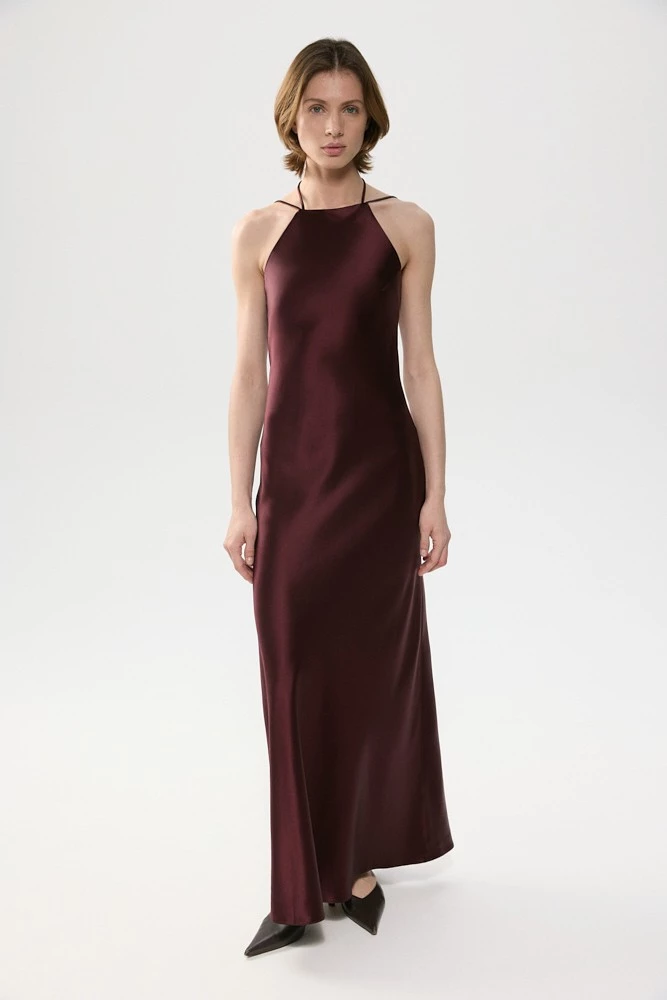 Платье макси с вырезом халтер и открытой спиной 